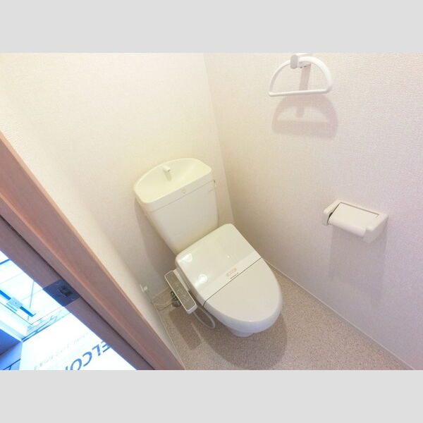 トイレ (温水洗浄便座付きトイレです。)