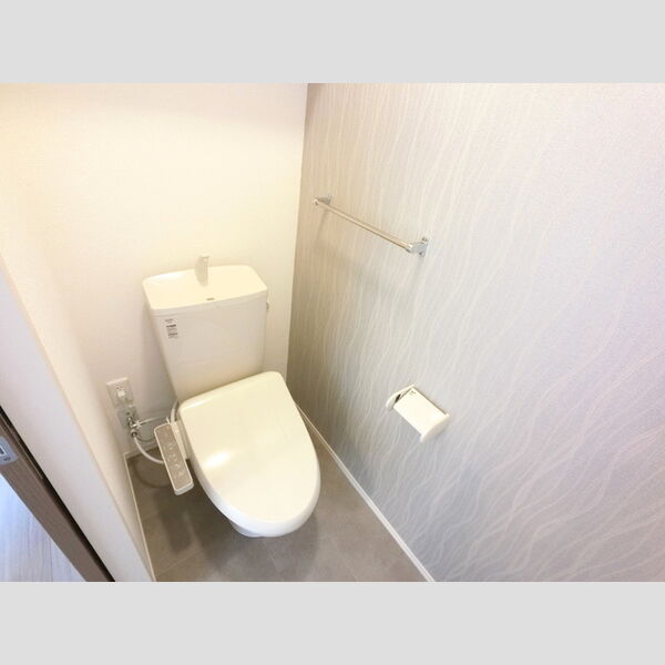トイレ (温水洗浄便座付きトイレです。)