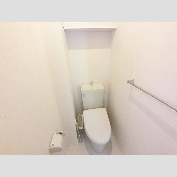 トイレ (温水洗浄便座付きトイレです。)