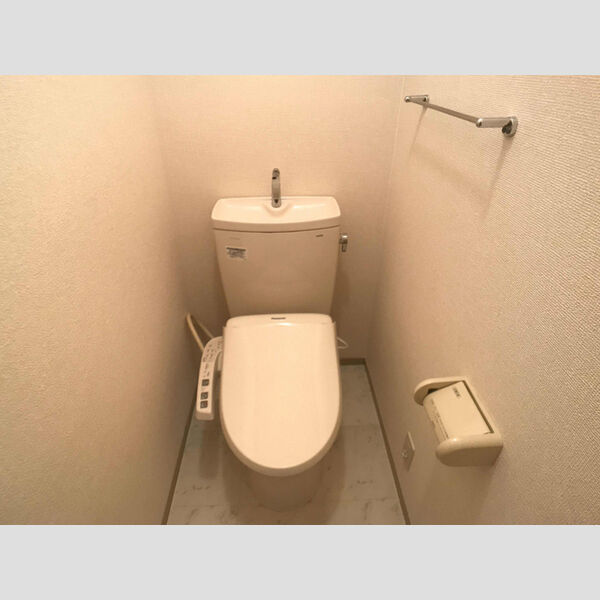 トイレ (温水洗浄便座付きトイレです。)