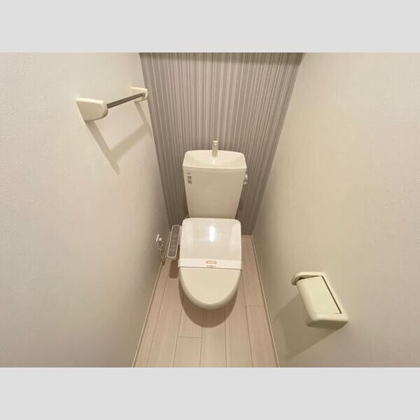 トイレ (温水洗浄便座付きトイレです。)