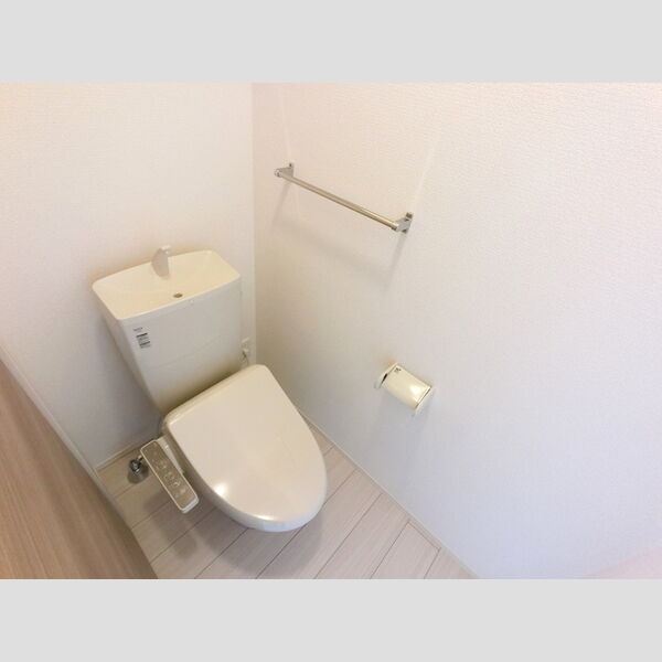 トイレ (温水洗浄便座付きトイレです。)