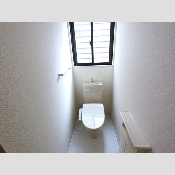 トイレ (温水洗浄便座付きトイレです。)
