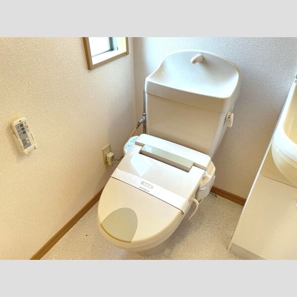トイレ (温水洗浄便座付きトイレです。)