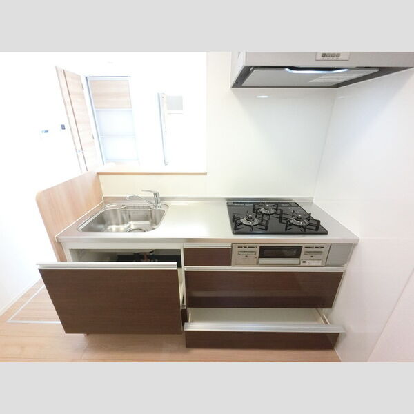 キッチン (3口コンロ付きシステムキッチンです。)