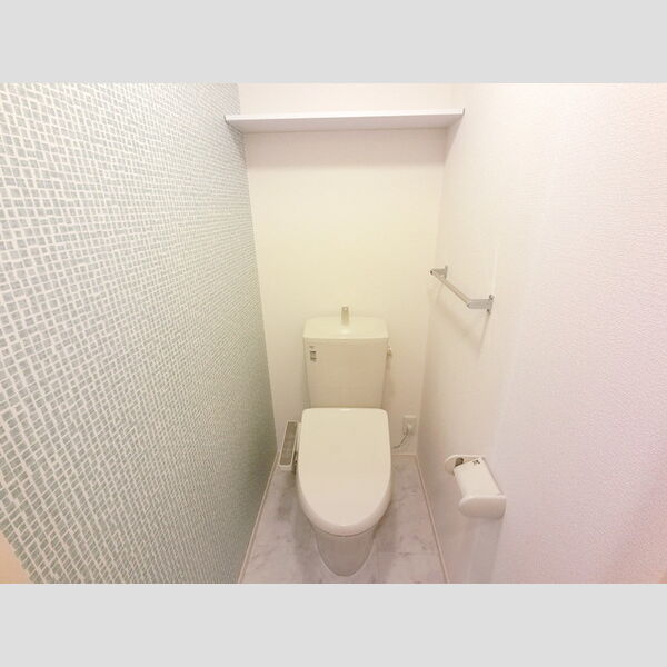 トイレ (温水洗浄便座付きトイレです。)