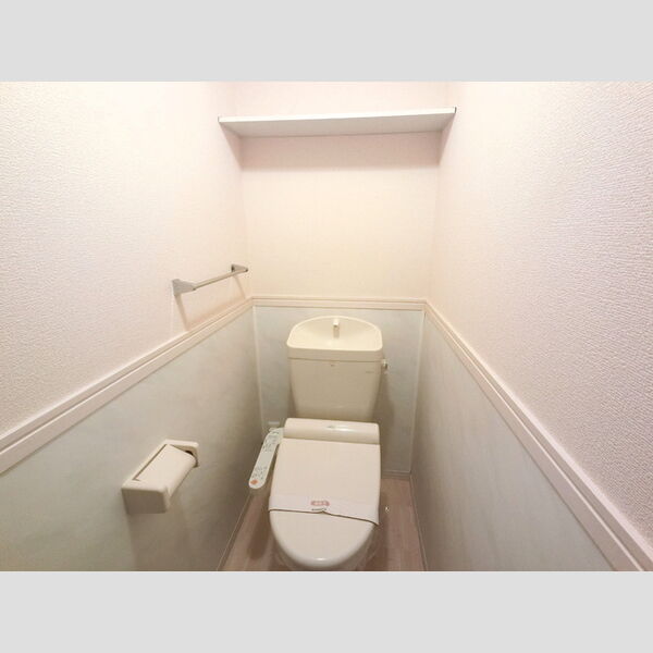 トイレ (温水洗浄便座付きトイレです。)