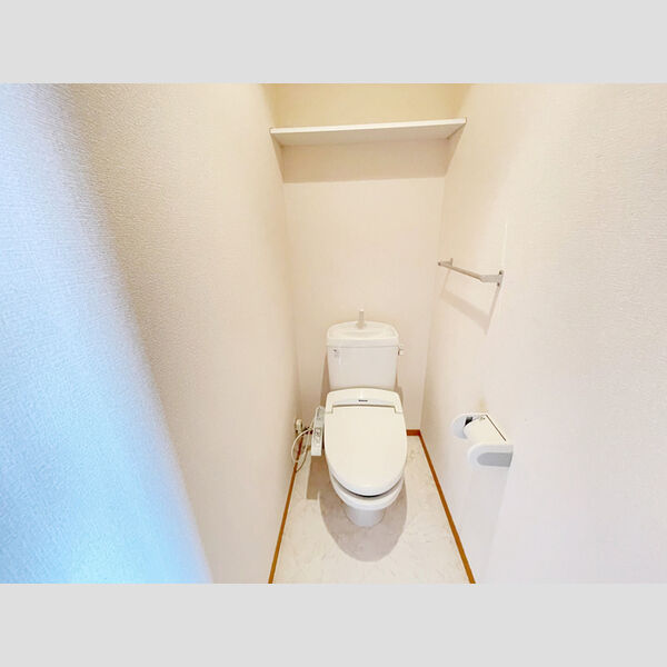 トイレ (温水洗浄便座付きトイレです。)