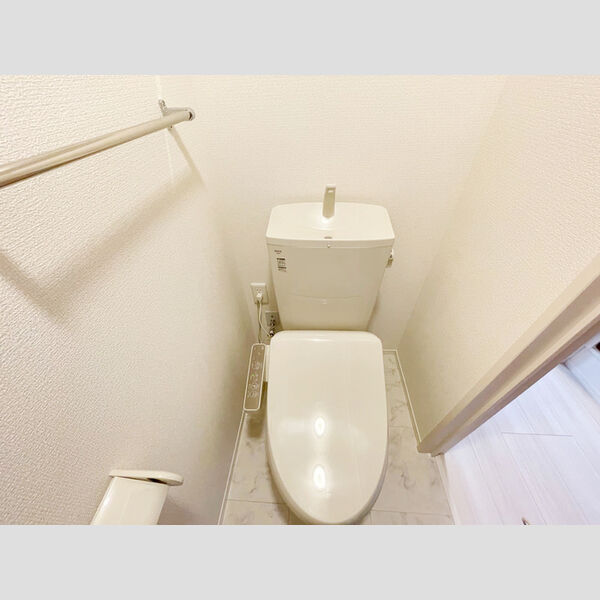 トイレ (温水洗浄便座付きトイレです。)