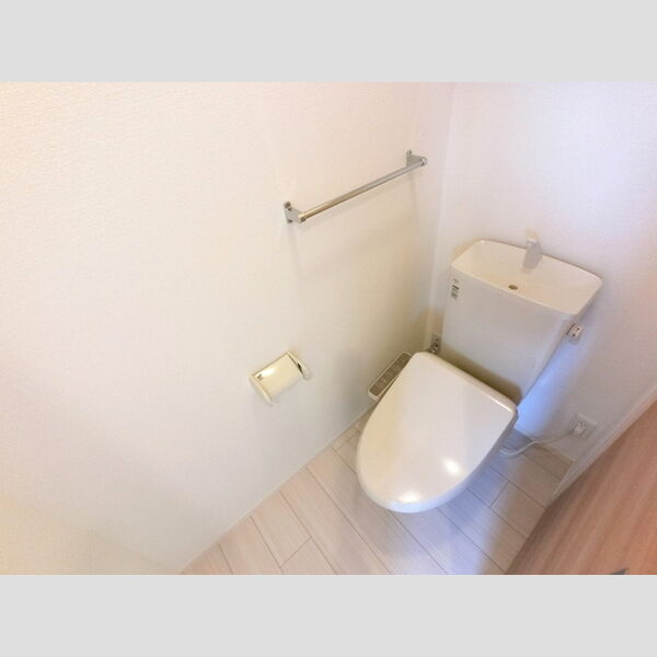 トイレ (温水洗浄便座付きトイレです。)