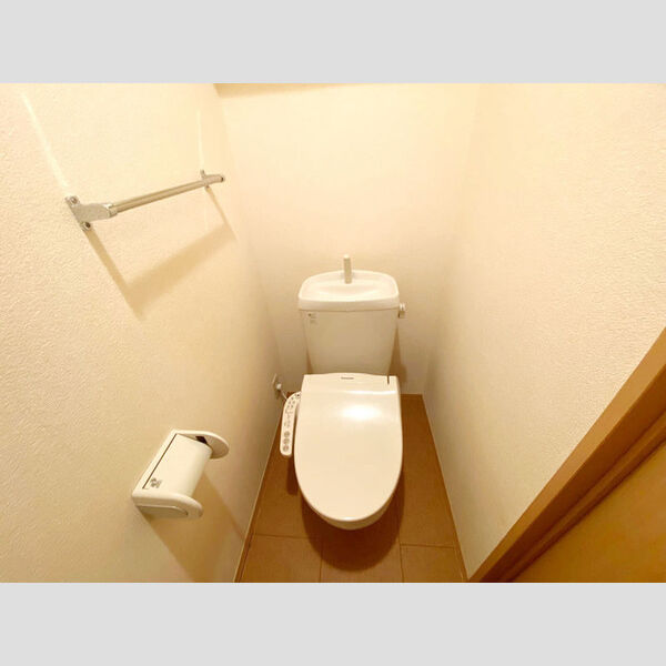 トイレ (温水洗浄便座付きトイレです。)