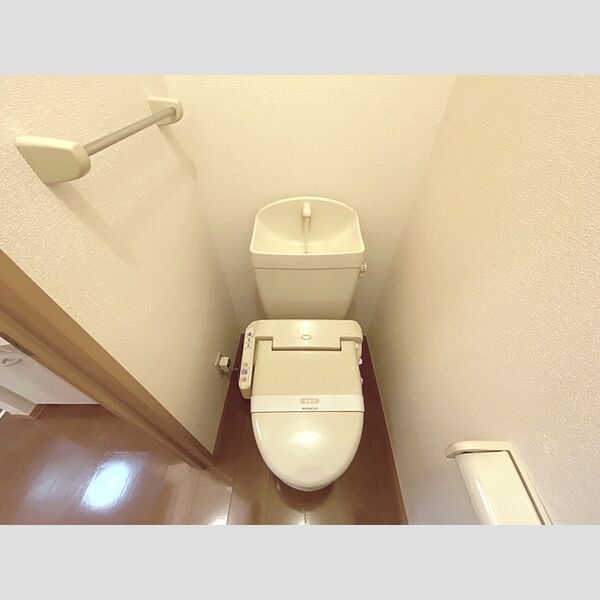トイレ (温水便座機能付きトイレです。)