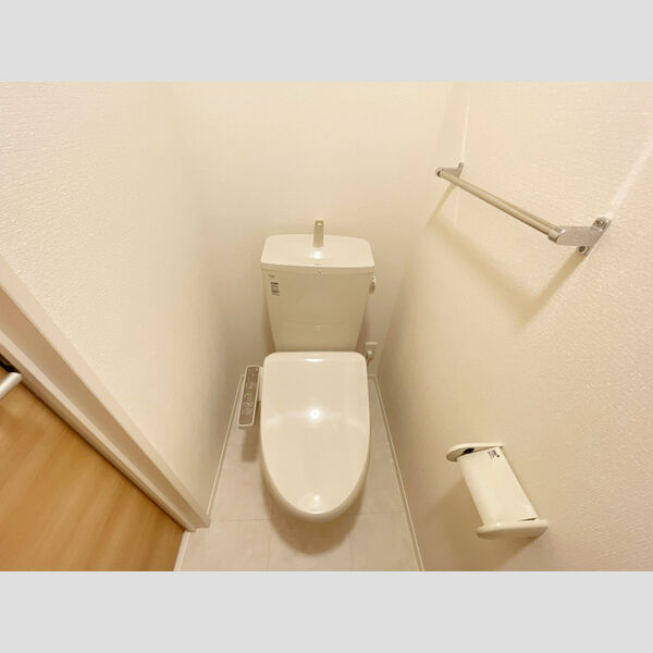 トイレ (温水洗浄便座付きトイレです。)