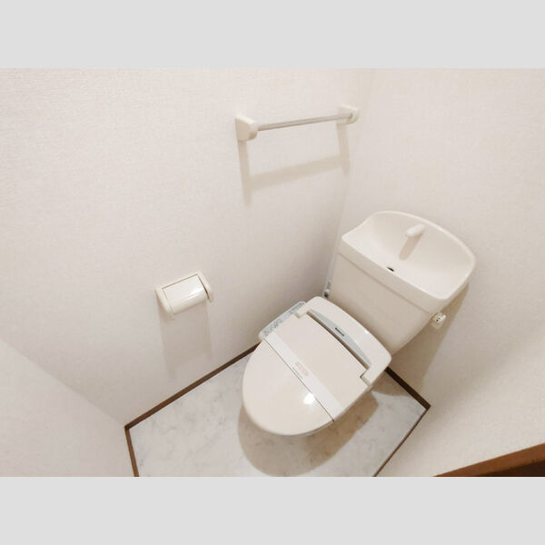 トイレ (温水洗浄便座付きトイレです。)