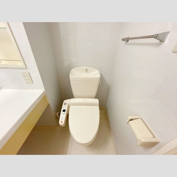 トイレ (温水洗浄便座付きトイレです。)