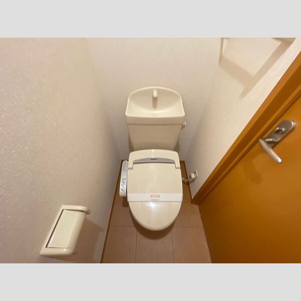 トイレ (温水洗浄便座付きトイレです。)