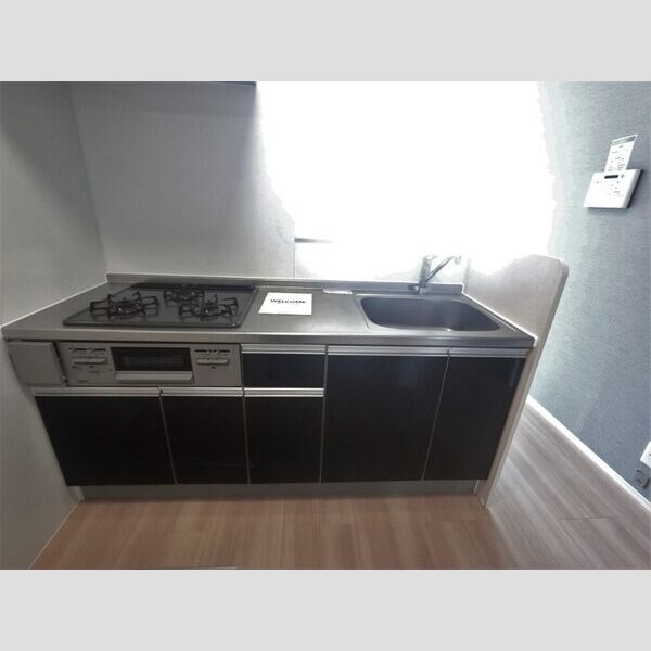 キッチン (3口コンロ付きシステムキッチンです。)