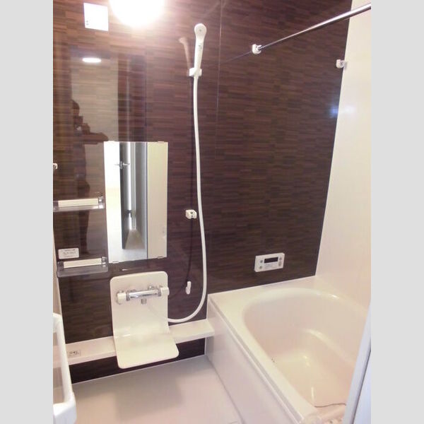 バス (浴室換気乾燥機付きの浴室です。)