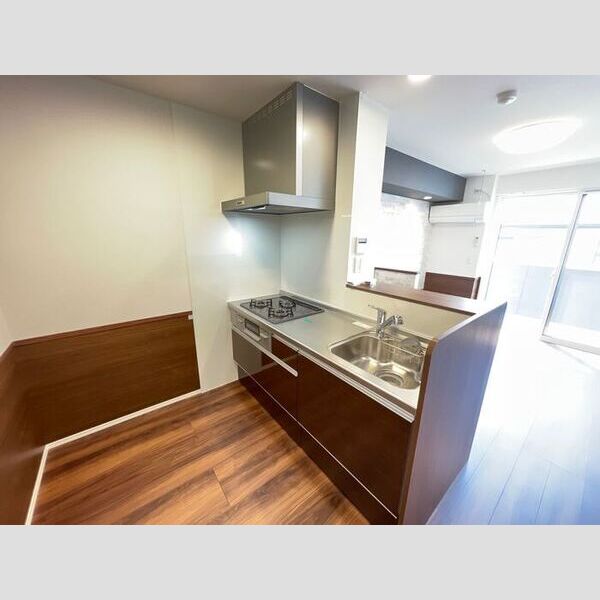 キッチン (3口コンロ付きシステムキッチンです。)