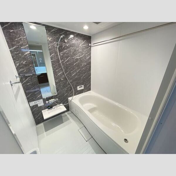 バス (浴室換気乾燥機付き一坪タイプの浴槽です。)