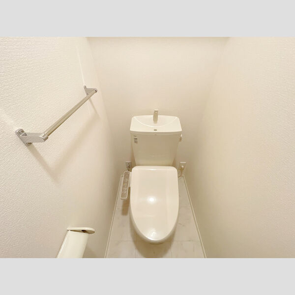 トイレ (温水洗浄便座付きトイレです。)