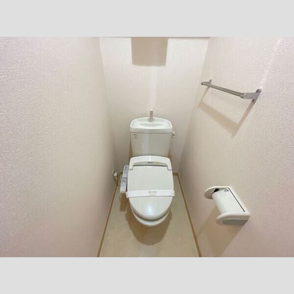 トイレ (温水洗浄便座付きトイレです。)