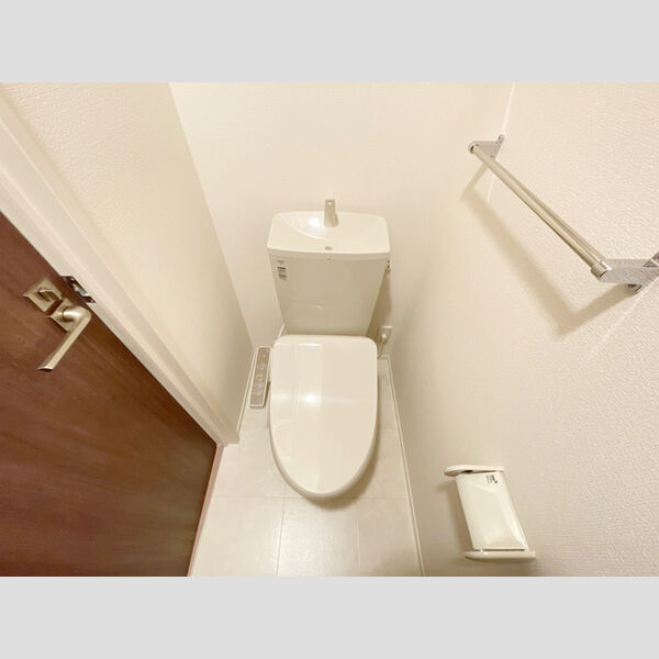 トイレ (温水洗浄便座付きトイレです。)