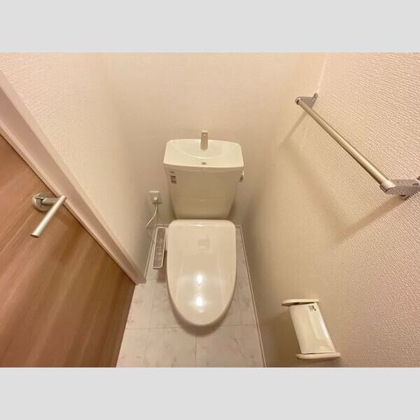 トイレ (温水洗浄便座付きトイレです。)