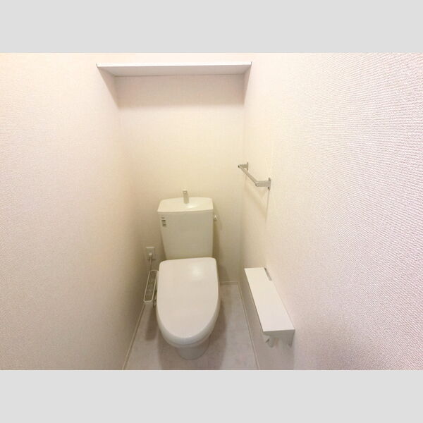 トイレ (温水洗浄便座付きトイレです。)