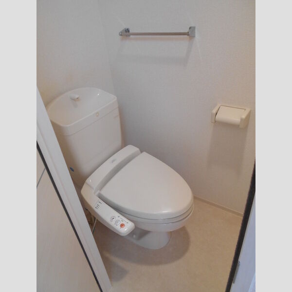 トイレ (温水洗浄便座付きトイレです。)