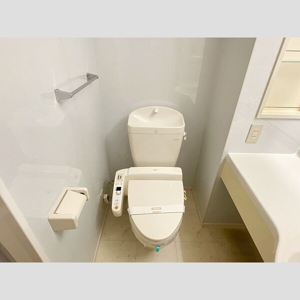 トイレ (温水洗浄便座付きトイレです。)