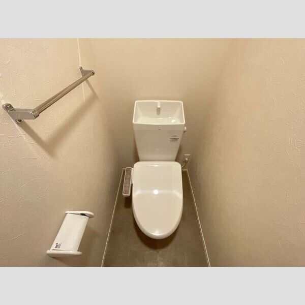 トイレ (温水洗浄便座付きトイレです。)