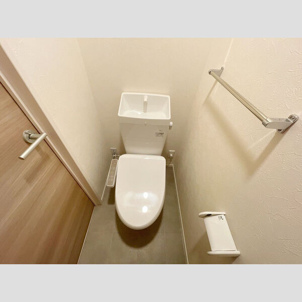 トイレ (温水洗浄便座付きトイレです。)
