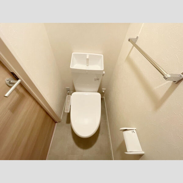 トイレ (温水洗浄便座付きトイレです。)