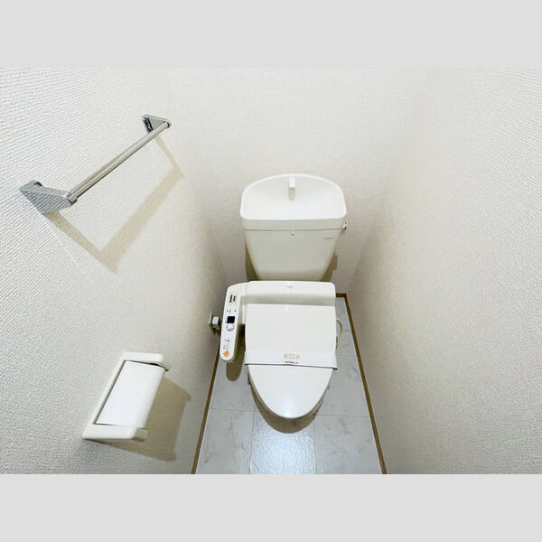 トイレ (温水洗浄便座付きトイレです。)