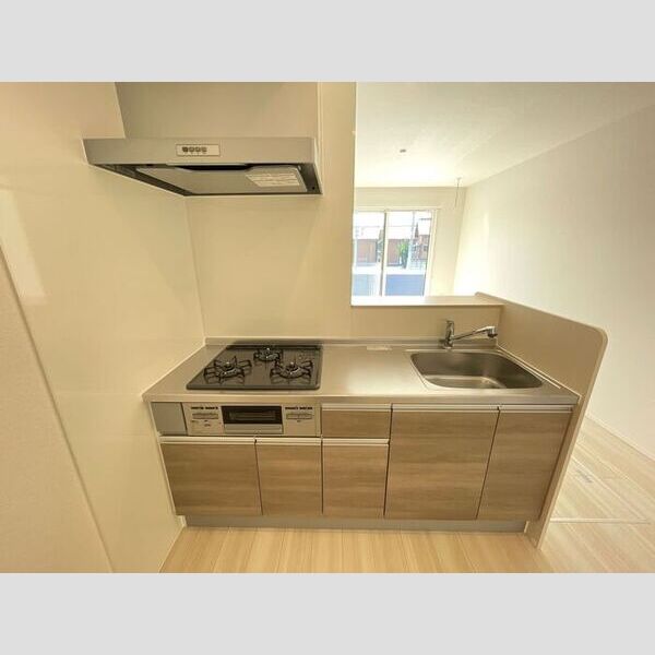 キッチン (3口コンロ付きシステムキッチンです。)