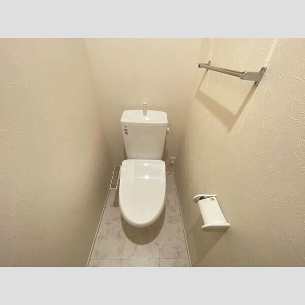 トイレ (温水洗浄便座付きトイレです。)