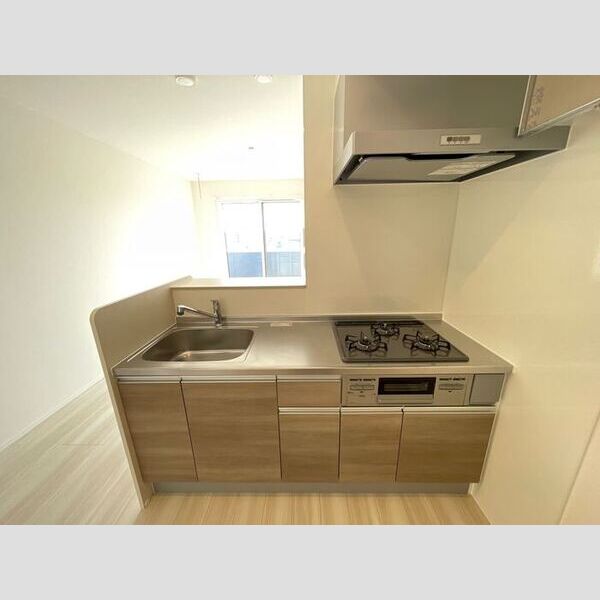 キッチン (3口コンロ付きシステムキッチンです。)