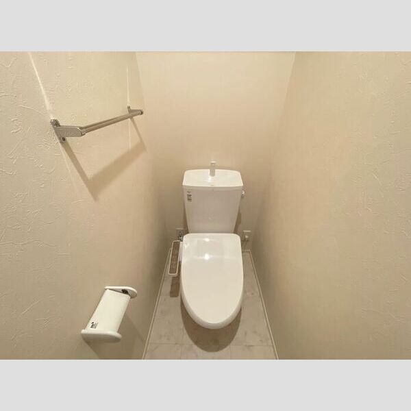 トイレ (温水洗浄便座付きトイレです。)