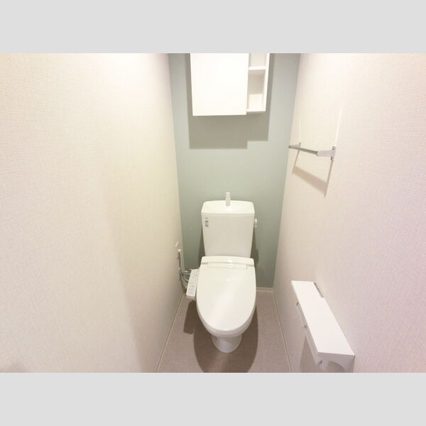 トイレ (温水洗浄便座付きトイレです。)