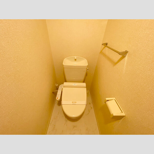 トイレ (温水洗浄便座付きトイレです。)