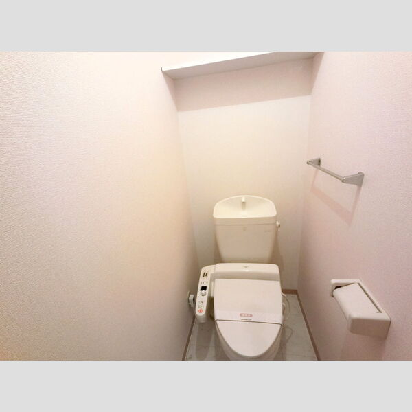 トイレ (温水洗浄便座付きトイレです。)