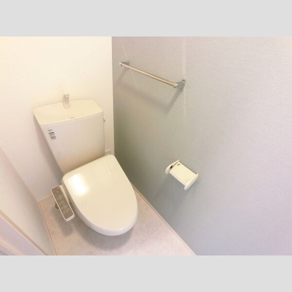 トイレ (温水洗浄便座付きトイレです。)