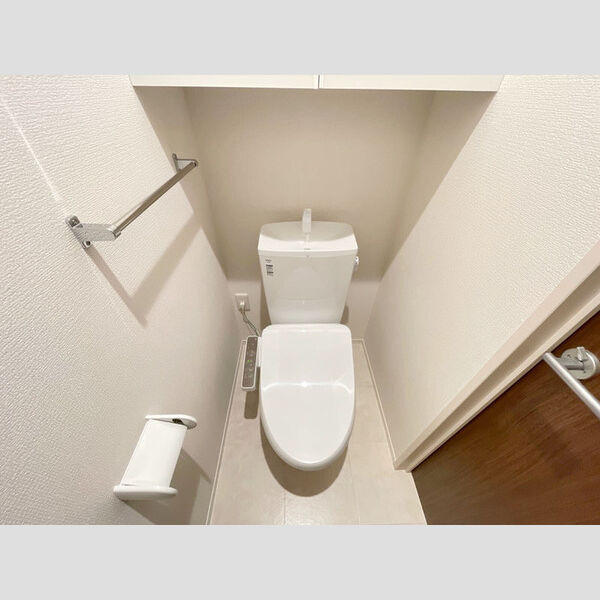 トイレ (温水洗浄便座付きトイレです。)