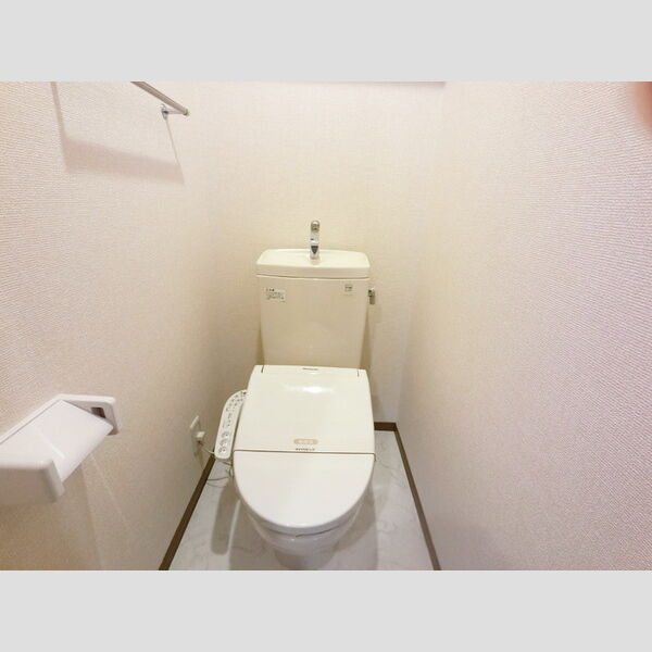 トイレ (温水洗浄便座付きトイレです。)