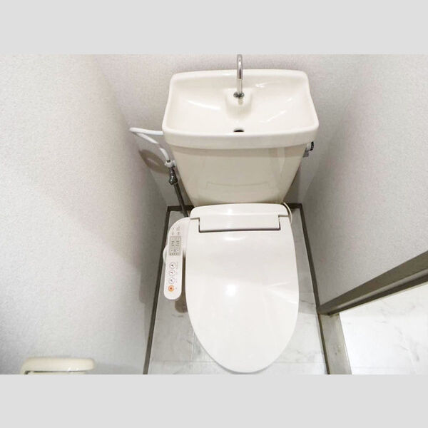 トイレ (温水洗浄暖房便座で快適です。)