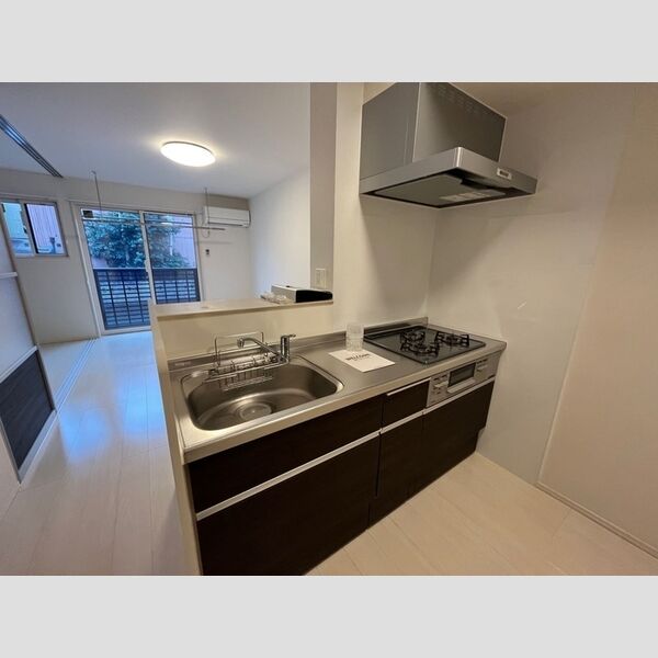 キッチン (3口コンロ付きシステムキッチンです。)