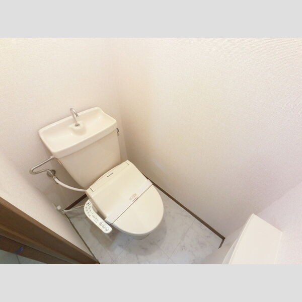 トイレ (温水洗浄便座付きトイレです。)