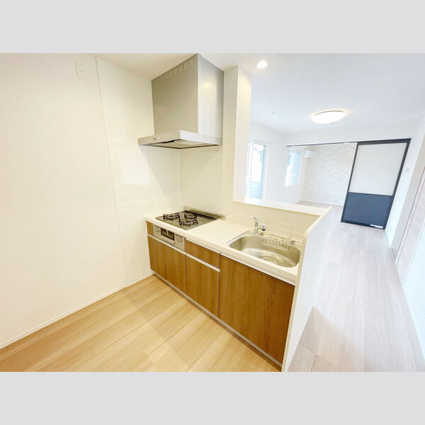 キッチン (3口コンロ付きシステムキッチンです。)