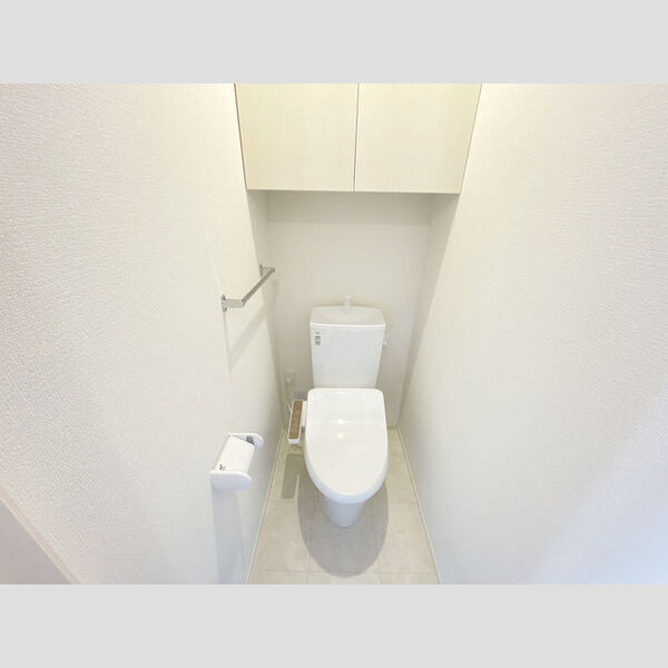 トイレ (温水洗浄便座付きトイレです。)